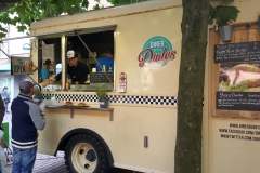 Diner Dudes mit Pulled Pork Burger und Veggie Burger