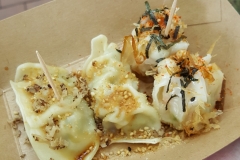 Dim Sum mit Gemüse und Sesam (links) sowie mit Garnelen und Trüffel (rechts)